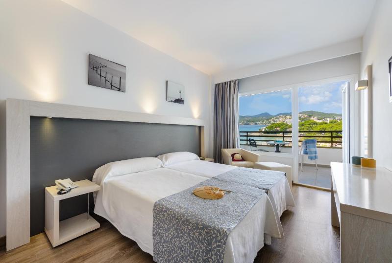 Twin Room with Sea View image 4