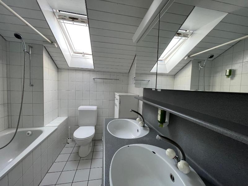 Basic Triple Room with Shared Bathroom image 3