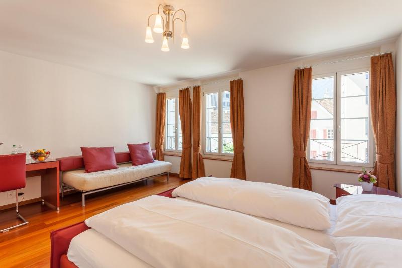 Junior Suite with Balcony image 3