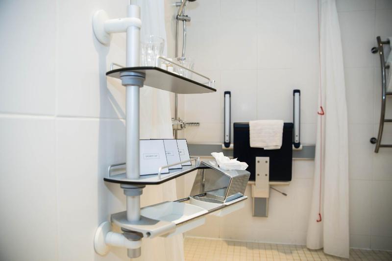 Double Room - Mobility Access with Roll-in Shower image 3