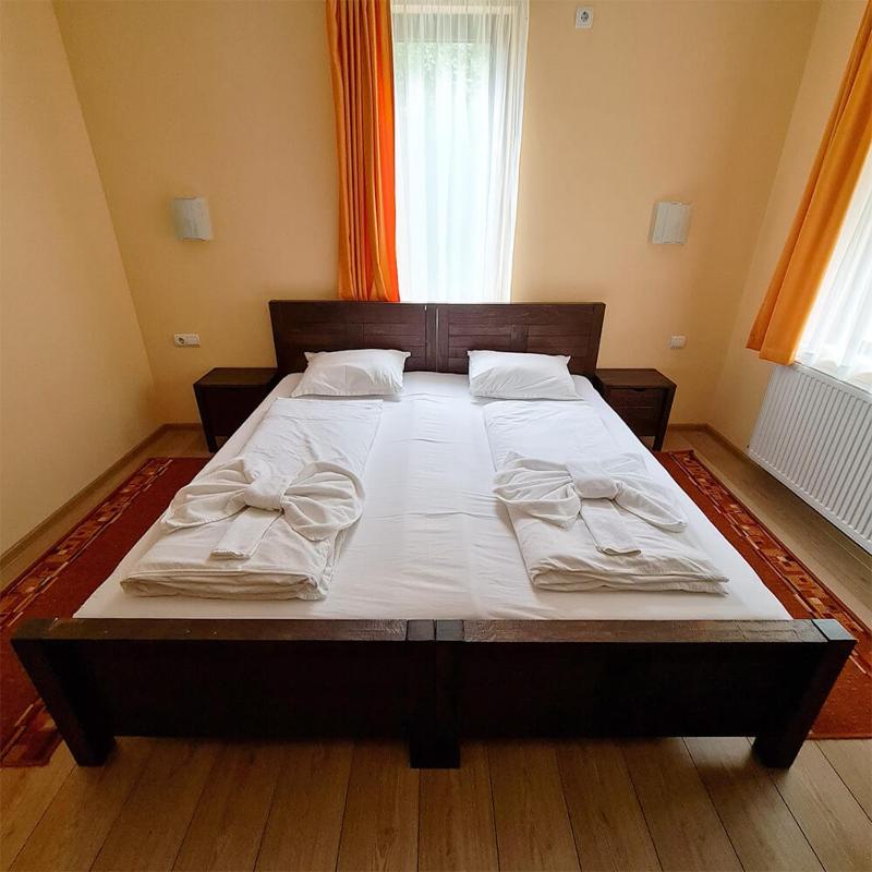 Twin Room image 4