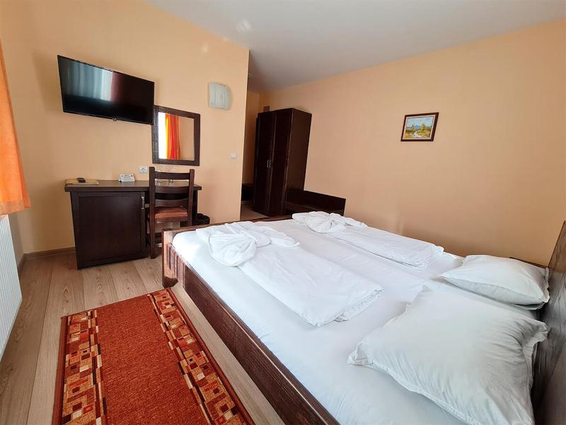 Twin Room image 3