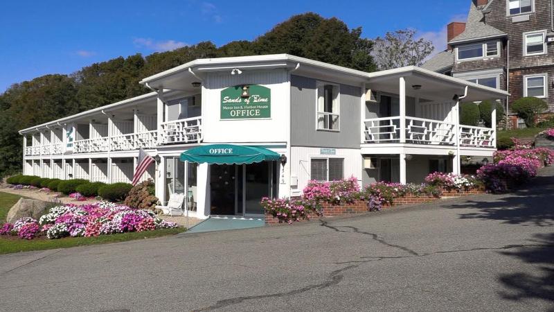 Double Room with Balcony image 4