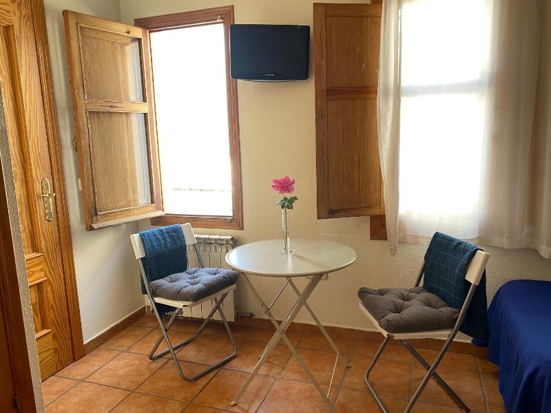 Twin Room image 4
