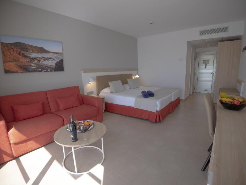 Twin Room with Sea View image 4
