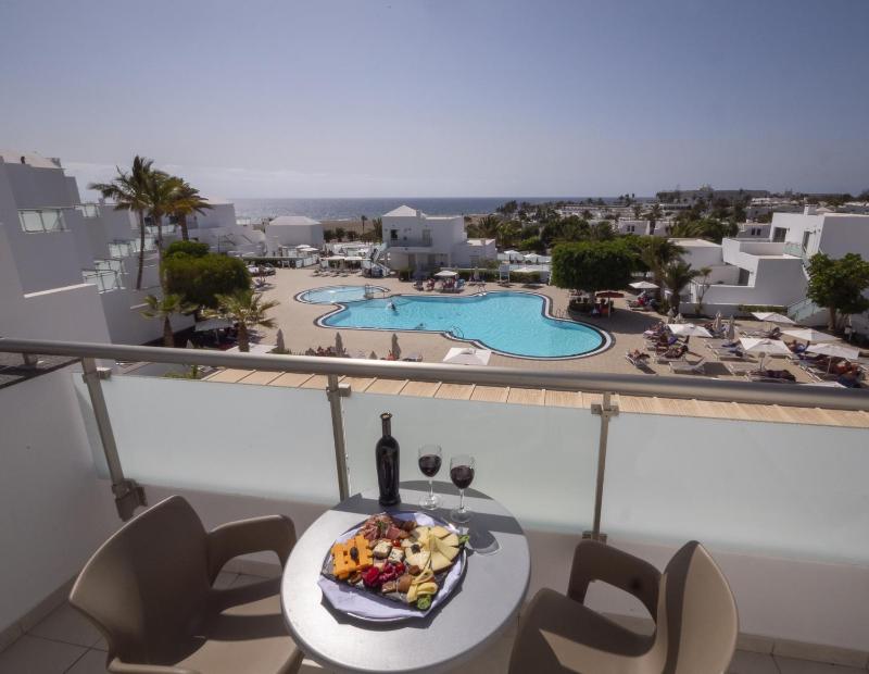 Twin Room with Sea View (2 Adults + 1 Child) image 3