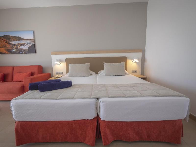 Twin Room (2 Adults + 2 Children) image 4