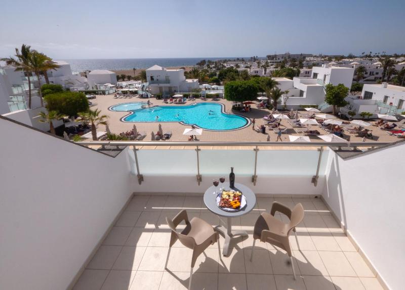 Twin Room with Sea View (2 Adults + 1 Child) image 2