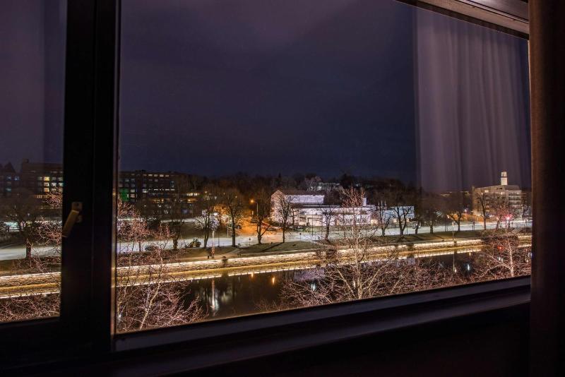 Standard Guest Room with River View image 3