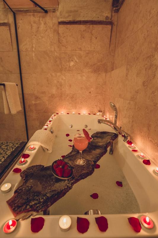 Deluxe King Room image 2