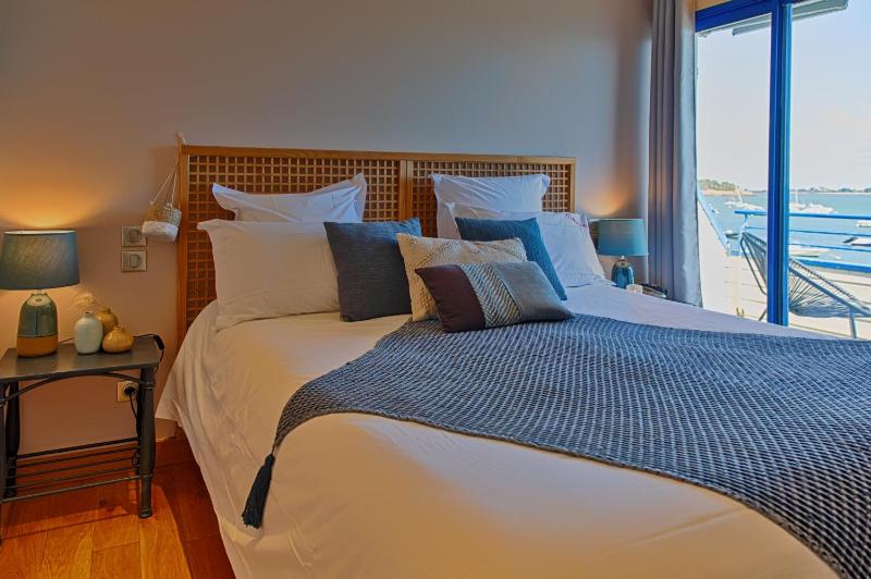 Deluxe Double Room with Sea View image 4