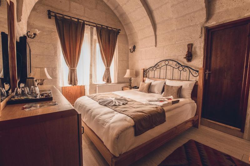 Junior Suite with Balcony image 1