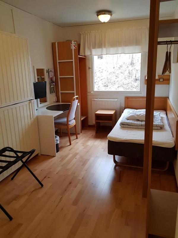 Single Room with Shared Shower and Toilet image 1