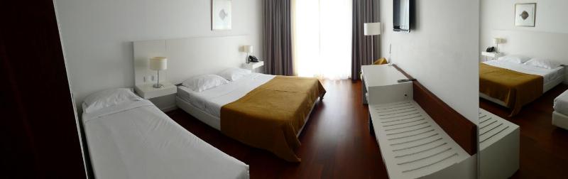 Triple Room with Balcony image 4