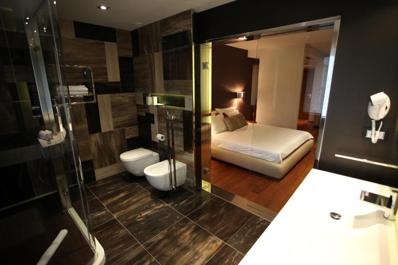 Deluxe Single Room with Balcony image 1