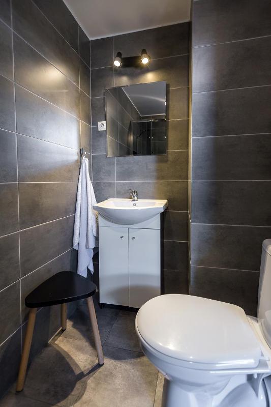 Quadruple Room with Private Bathroom image 4