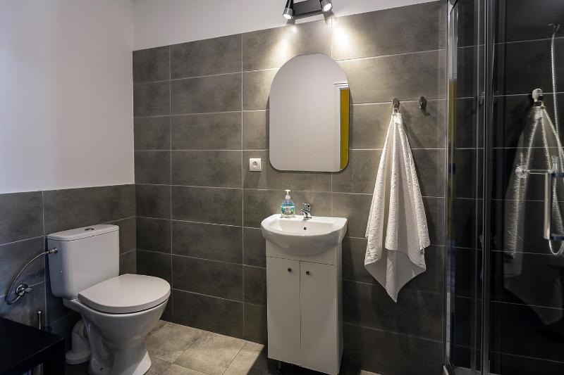Single Room with Bathroom image 3
