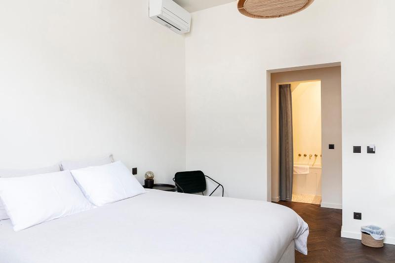 Deluxe Double Room with Bath image 2