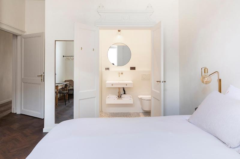 Deluxe King Room image 3
