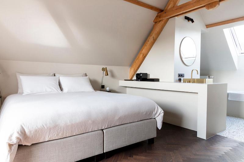 King Suite with Balcony image 3