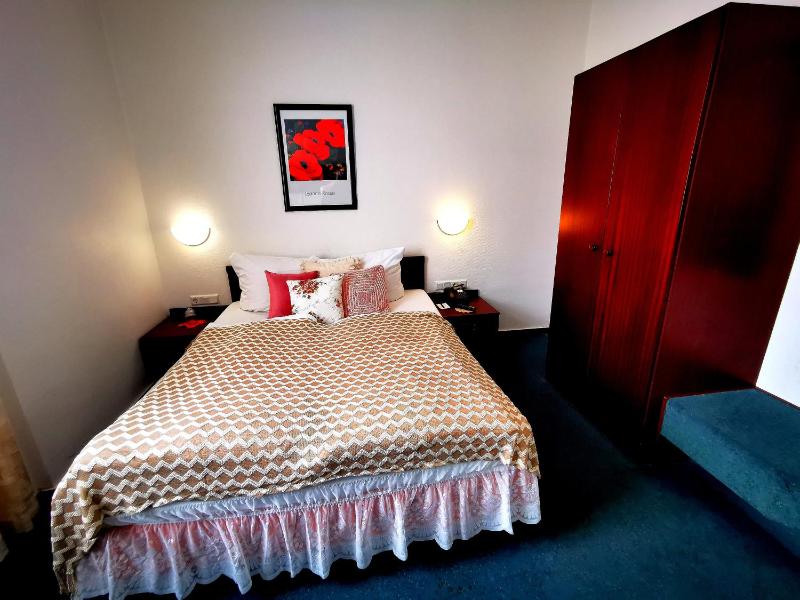 Standard Double Room image 3