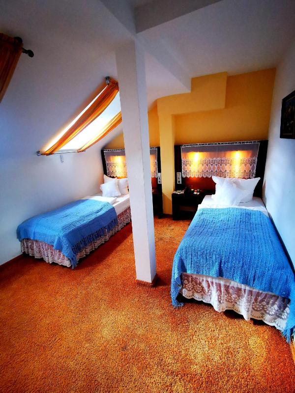 Standard Twin Room image 4