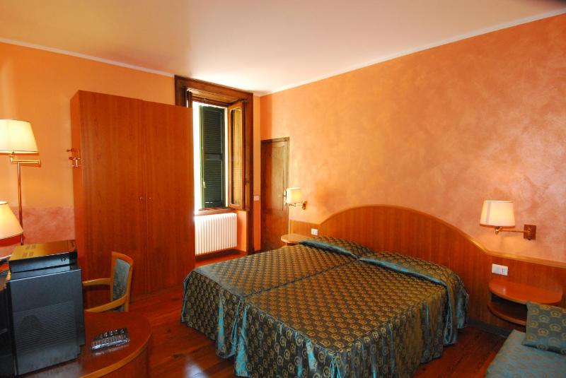 Economy Triple Room with Shared Bathroom image 1