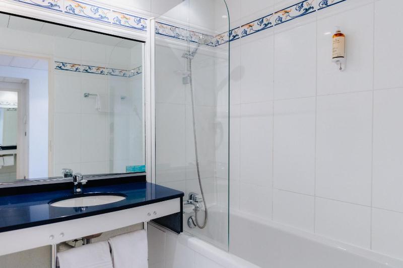 Standard Double Room with River View image 3