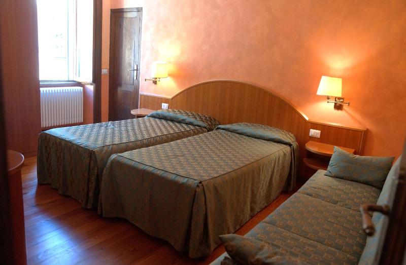 Economy Triple Room with Shared Bathroom image 3