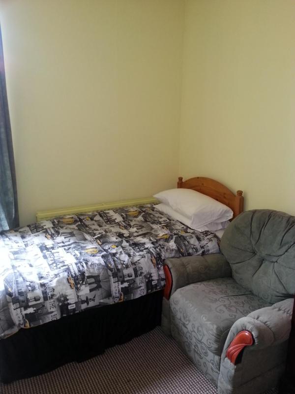 Twin Room image 4