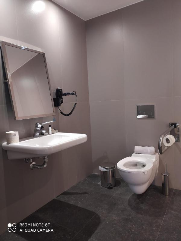 Twin Room - Disability Access image 3