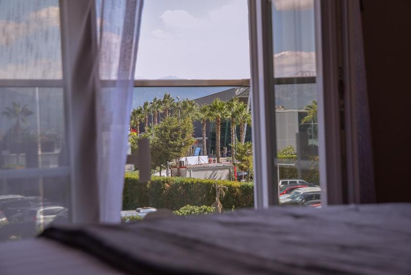 Double or Twin Room with Balcony image 3