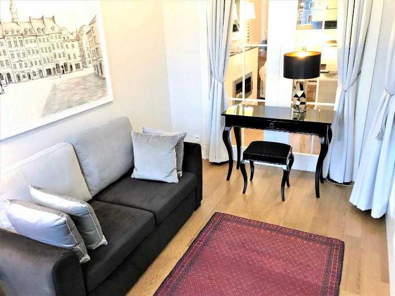 Luxury 3 Bedroom SIGNATURE Suite with Main Market Square view (175m2) image 4