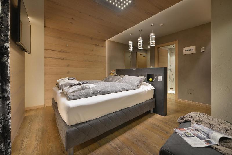 Deluxe Double or Twin Room with Balcony image 4
