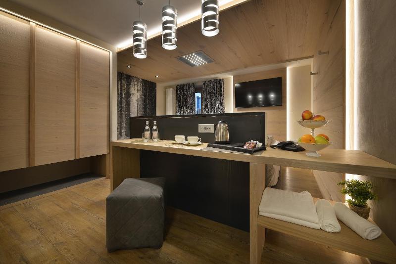 Deluxe Double or Twin Room with Balcony image 3
