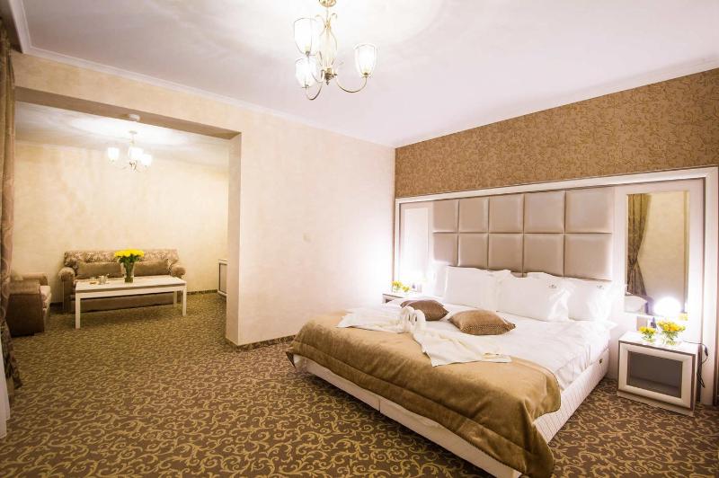 Deluxe Double Room (2 Adults + 1 Child) image 4