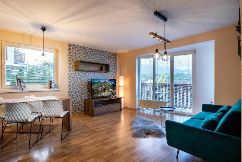 One-Bedroom Deluxe Apartment image 1