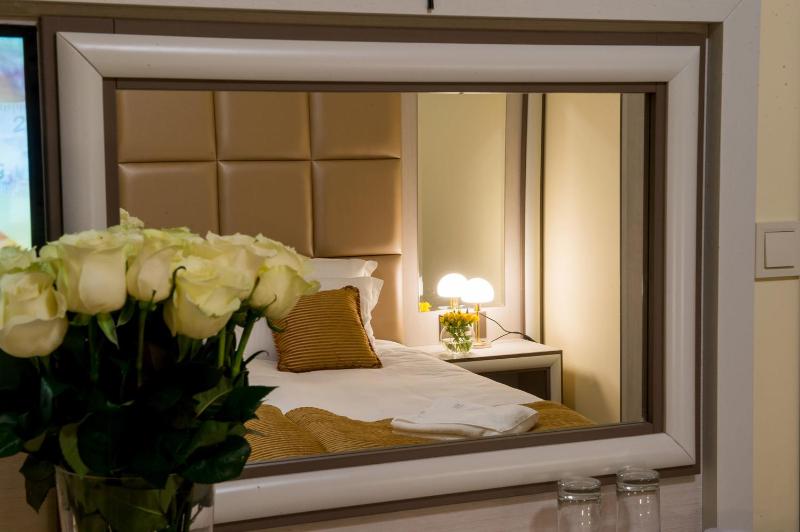 Standard Twin Room image 4