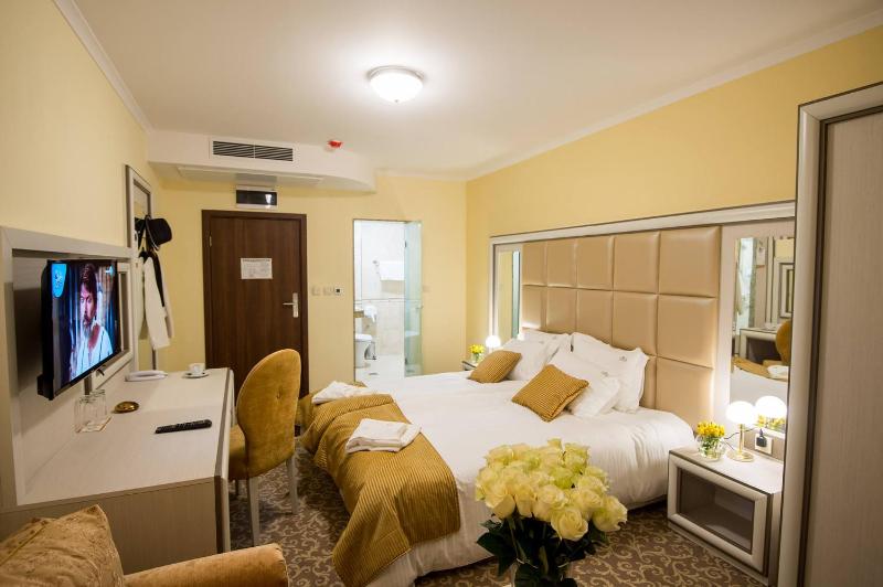 Standard Twin Room image 3