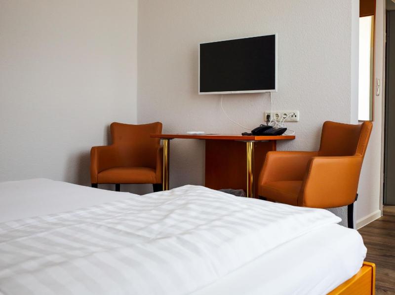 Single Room with Bathroom image 1