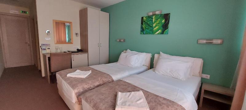 Twin Room image 3