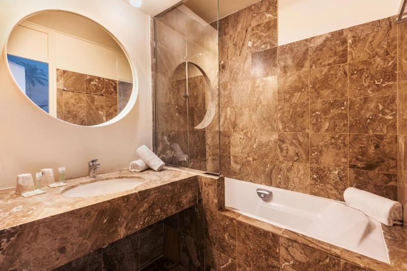 Classic Triple Room - Non-Smoking image 2