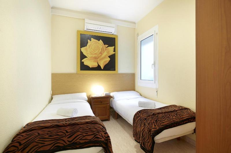 Apartamentos Calvet - image 2