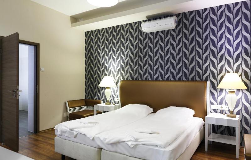 Double Room image 3