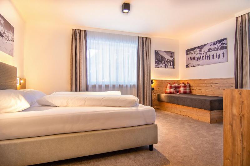 Double Room with Balcony image 3