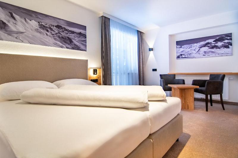 Double Room with Mountain View image 1