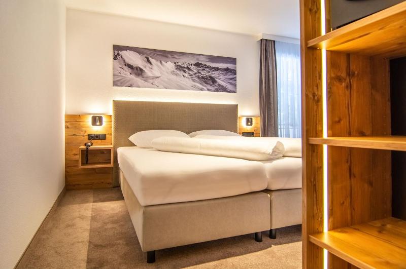Double Room with Balcony image 4