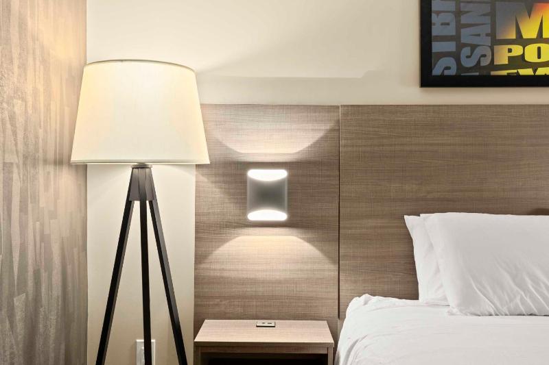 Standard King Room image 4