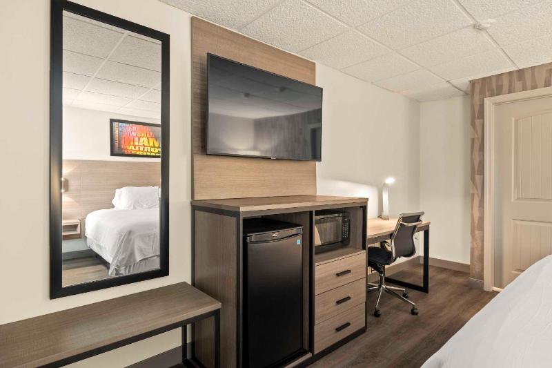 Standard King Room image 3