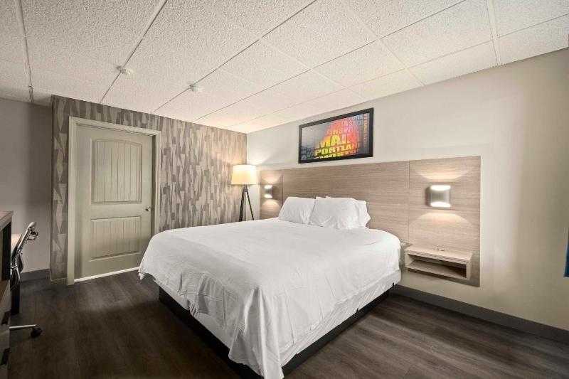 Standard King Room image 2